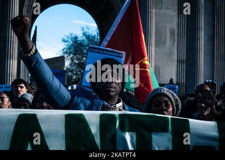 Als Reaktion auf den Sklavenhandel in Libyen hielt African Lives Matter am 9.. Dezember in London einen nationalen marsch ab. Demonstranten marschierten bis zur Front der libyschen Botschaft in Knightsbridge. (Foto von Chrissa Giannakoudi/NurPhoto) Stockfoto