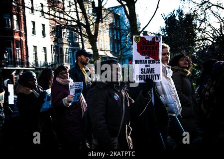 Als Reaktion auf den Sklavenhandel in Libyen hielt African Lives Matter am 9.. Dezember in London einen nationalen marsch ab. Demonstranten marschierten bis zur Front der libyschen Botschaft in Knightsbridge. (Foto von Chrissa Giannakoudi/NurPhoto) Stockfoto