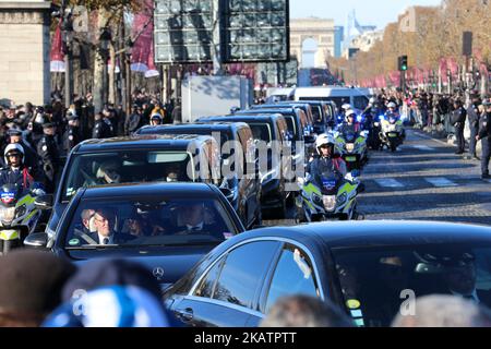 Der französische Schauspieler Jean Reno (C) kommt am Place de la Concorde in Paris zur Trauerfeier zu Ehren des verstorbenen französischen Sängers Johnny Hallyday am 9. Dezember 2017 in Paris an. Die französische Musikikone Johnny Hallyday starb am 6. Dezember 2017 im Alter von 74 Jahren nach einem Kampf mit Lungenkrebs und stürze das Land in die Trauer um einen nationalen Schatz, dessen weicher Fels das Leben von drei Generationen erleuchtete. (Foto von Michel Stoupak/NurPhoto) Stockfoto