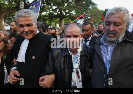 Ameur Mehrezi (L), Präsident der Nationalen Rechtsanwaltskammer Tunesiens, Noureddine Taboubi (C), Generalsekretär der Gewerkschaft UGTT, Abdelmajid Ezzar (R), Präsident der Tunesischen Union für Landwirtschaft und Fischerei, nehmen am 8. Dezember 2017 an einem marsch auf der Avenue Habib Bourguiba in Tunis Teil. Protest gegen die Anerkennung Jerusalems als Israels Hauptstadt durch US-Präsident Donald Trump und die Entscheidung, die US-Botschaft dorthin zu verlegen. (Foto von Chedly Ben Ibrahim/NurPhoto) Stockfoto