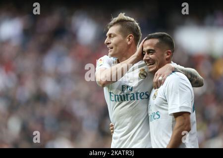 Der spanisch-marokkanische Verteidiger von Real Madrid, Achraf Hakimi, feiert mit Toni Kroos (L), nachdem er beim Fußballspiel der spanischen Liga zwischen Real Madrid und Sevilla am 9. Dezember 2017 im Santiago-Bernabeu-Stadion in Madrid das fünfte Tor seiner Mannschaft erzielt hatte. (Foto von Raddad Jebarah/NurPhoto) Stockfoto