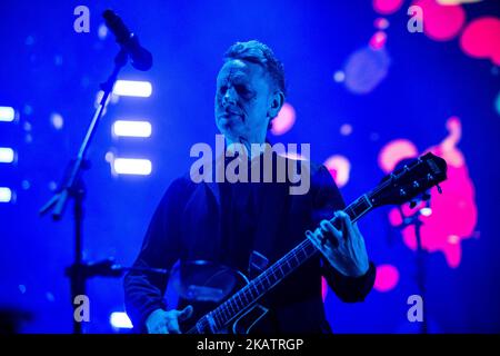 Martin Gore von der englischen Elektronikband Depeche Mode tritt am 9. Dezember 2017 live im Pala Alpitour Italy in Turin auf. (Foto von Roberto Finizio/NurPhoto) Stockfoto