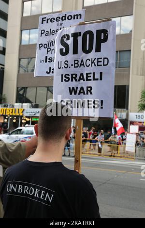 Demonstranten halten während einer Demonstration am 29. Juli 2017 in Toronto, Kanada, Zeichen, um gegen Israel zu protestieren und Solidarität mit Palästina zu zeigen. Israel hatte Muslime verärgert, indem es Metalldetektoren und Überwachungskameras nach einem Angriff am 14. Juli in der Nähe der Al-Aqsa Moschee in Jerusalem, die den Juden als Tempelberg bekannt ist, installiert hatte, bei dem bewaffnete Männer zwei Polizisten töteten. Dieser Schritt löste muslimische Proteste und tödliche Unruhen aus, und die israelische Regierung entfernte am 25. Juli die Detektoren sowie die Kameras. (Foto von Creative Touch Imaging Ltd./NurPhoto) Stockfoto