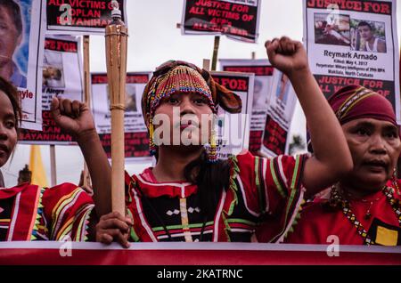 Am 10. Dezember 2017 protestieren Mitglieder des Lumad gemeinsam mit Tausenden von Aktivisten am Internationalen Menschenrechtstag vor dem Bonifacio-Schrein in Manila, um ihre Haltung gegen die Verschlechterung der Menschenrechte im Land zu demonstrieren. (Foto von Bernice Beltran/NurPhoto) Stockfoto