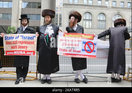 Ultraorthodoxe jüdische Rabbiner halten während einer Demonstration am 29. Juli 2017 in Toronto, Kanada, Schilder ab, die Israel anprangern. Muslime und Juden kamen zusammen, um gegen Israel zu protestieren und Solidarität mit Palästina zu zeigen. (Foto von Creative Touch Imaging Ltd./NurPhoto) Stockfoto