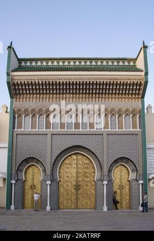 Der Eingang mit den goldenen Toren im alten Königspalast in Fez, Marokko (Foto: Nicolas Economou/NurPhoto) Stockfoto