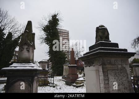 Blick auf die Gräber des Tower Hamlets Cemetary Park unter einem Schneefall, London am 10. Dezember 2017. Laut BBC war der tiefste Schneefall in Großbritannien in Sennybridge, in der Nähe von Brecon in Wales, wo bis zu 30cm (12in) Schnee verzeichnet wurden. Die Warnungen wurden auch für Schnee verlängert und starke Winde von 80mph (130km/h) sind in Südengland möglich. Eine Fähre mit 300 Personen an Bord lief bei starken Winden in Calais im Norden Frankreichs auf Grund. (Foto von Alberto Pezzali/NurPhoto) Stockfoto