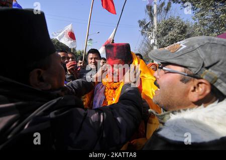 Unterstützungen, die Blumengirlanden für Krishna Bahadur Rai der Linksallianz CPN-UML anbieten, nachdem er am Samstag, 09. Dezember 2017, in Kathmandu, Nepal, im Rathaus von Kathmandu - 3 gewonnen hatte. Rai sicherte sich 19.169 Stimmen, während Ambika Basnet, sein Anwärter des Nepali Congress, 14.884 Stimmen erhielt. (Foto von Narayan Maharjan/NurPhoto) Stockfoto