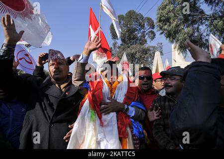 Krishna Bahadur Rai, die CPN-UML-Allianz, wave Hand nach Won aus Kathmandu - 3 im Rathaus, Kathmandu, Nepal am Samstag, 09. Dezember 2017. Rai sicherte sich 19.169 Stimmen, während Ambika Basnet, sein Anwärter des Nepali Congress, 14.884 Stimmen erhielt. (Foto von Narayan Maharjan/NurPhoto) Stockfoto