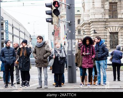 Dezember 12., München. Die kälteste Luft der Saison konnte in München während des ganzen letzten Wochenendes spüren. In den Tagen vor dem Weihnachtstag war München, eine der wichtigsten Städte Deutschlands, voll mit Touristen, die den Schnee und die vielen Sehenswürdigkeiten der Stadt genossen. München, die Hauptstadt Bayerns und drittgrößte Stadt Deutschlands, liegt an der Isar am Rande der bayerischen Alpen. Im Mittelpunkt der historischen Münchner Innenstadt steht der große offene Platz, der Marienplatz, wo sich die Alt- und Neustädter Hallen befinden. (Foto von Romy Arroyo Fernandez/NurPhoto) Stockfoto