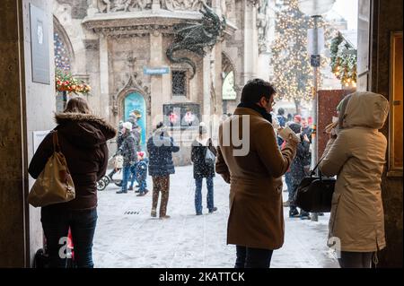 Dezember 12., München. Die kälteste Luft der Saison konnte in München während des ganzen letzten Wochenendes spüren. In den Tagen vor dem Weihnachtstag war München, eine der wichtigsten Städte Deutschlands, voll mit Touristen, die den Schnee und die vielen Sehenswürdigkeiten der Stadt genossen. München, die Hauptstadt Bayerns und drittgrößte Stadt Deutschlands, liegt an der Isar am Rande der bayerischen Alpen. Im Mittelpunkt der historischen Münchner Innenstadt steht der große offene Platz, der Marienplatz, wo sich die Alt- und Neustädter Hallen befinden. (Foto von Romy Arroyo Fernandez/NurPhoto) Stockfoto