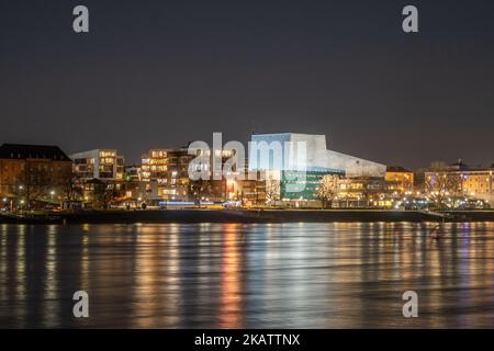 Das Theater Oper Bonn in der Nähe des Rheins bei Nacht Stockfoto