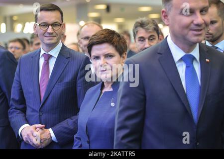 Ein neuer polnischer Premierminister, Mateusz Morawiecki, im Bild mit dem polnischen Präsidenten Andrzej Duda und dem ehemaligen polnischen Premierminister und derzeitigen stellvertretenden Ministerpräsidenten, Beata Szydlo, während eines Wirtschaftskongresses in Rzeszow, Südpolen. (Datei-Bild vom 16. November 2017). Am Dienstag, den 12. Dezember 2017, in Krakau, Polen. (Foto von Artur Widak/NurPhoto) Stockfoto