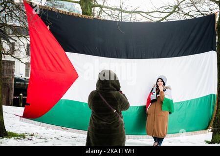 Nachdem der amerikanische Präsident Donald Trump Jerusalem zur Hauptstadt Israels ernannt und die Vorbereitungen für den Umzug der US-Botschaft von Tel Aviv nach Jerusalem bekannt gegeben hat, Die palästinensische Gemeinschaft in den Niederlanden kündigte am 12. Dezember 2017 eine massive Demonstration in Den Haag an, wo sich die amerikanische Botschaft befindet. Rund 200 Menschen versammelten sich, um gegen Palästina zu protestieren und ihre Unterstützung zu zeigen. Es gab einige Spannungen, als einige der Demonstranten versuchten, vor der amerikanischen Botschaft zu demonstrieren, aber die Polizei und auch der Rest der Demonstranten hielten die Dinge in Ruhe. (Foto von Romy Arroyo Stockfoto