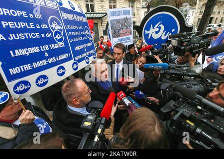 Der ehemalige französische Premierminister Jean-Marc Ayrault (C) spricht vor Journalisten, während er an einer Demonstration zur Unterstützung des umstrittenen Projekts am Flughafen Notre-Dame-des-Landes am 13. Dezember 2017 in Paris vor der Nationalversammlung teilnimmt. (Foto von Michel Stoupak/NurPhoto) Stockfoto