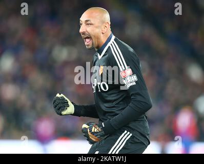 Watfords Heurelho Gomes feiert das erste Tor seiner Seite beim Premier League-Spiel zwischen Crystal Palace und Watford im Selhurst Park Stadium, London, England 12 Dec 2017. (Foto von Kieran Galvin/NurPhoto) Stockfoto