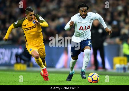 Danny Rose von Tottenham bricht beim Premier League-Spiel zwischen Tottenham Hotspur gegen Brighton und Hove Albion am 13. Dezember 2017 im Wembley-Stadion in London England gegen Glenn Murray aus Brighton und Hove Albion aus (Foto: Kieran Galvin/NurPhoto) Stockfoto