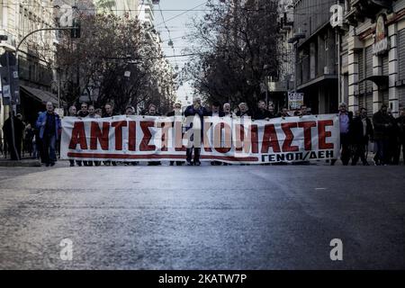 Demonstranten, Mitglieder der Privatsektorenunion, rufen Slogans und halten während der Demonstration und des 24-stündigen Streiks ein Banner. Athen, Den 14. Dezember 2017. (Foto von Kostis Ntantamis/NurPhoto) Stockfoto