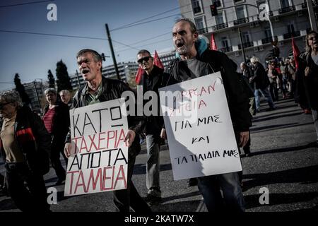 Demonstranten, Mitglieder der Kommunistischen Partei Griechenlands, rufen während der Demonstration und des 24-stündigen Streiks Parolen und halten dabei Transparente. Athen, Den 14. Dezember 2017. (Foto von Kostis Ntantamis/NurPhoto) Stockfoto