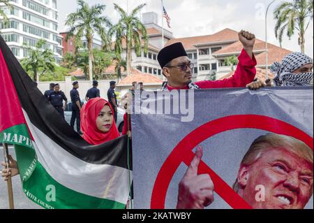 Hunderte von malaysischen muslimischen Demonstranten marschieren am 15. Dezember 2017 während eines Protestes in Kuala Lumpur, Malaysia, vor die US-Botschaft. Sie protestieren vor der US-Botschaft über Washingtons umstrittenen Schritt, Jerusalem als Israels Hauptstadt anzuerkennen. (Foto von Chris Jung/NurPhoto) Stockfoto