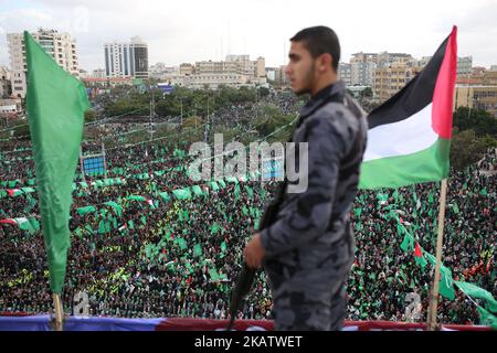 Hamas-Anhänger nehmen am 14. Dezember 2017 an einer Kundgebung zum 30.. Jahrestag der Gründung der islamistischen Bewegung in Gaza-Stadt Teil. (Foto von Majdi Fathi/NurPhoto) Stockfoto