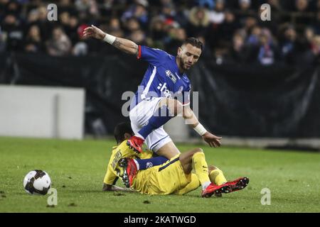 Der französische Mittelfeldspieler Anthony Goncalves (Blau) von Straßburg steht im Kampf gegen Dani Alves, den brasilianischen Verteidiger von Paris Saint-Germain, während des französischen Ligapokals, der 16. Runde, zwischen Straßburg und Paris Saint Germain am 13. Dezember 2017 in Straßburg, Frankreich, ausgetragen wurde. (Foto von Elyxandro Cegarra/NurPhoto) Stockfoto