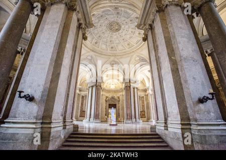 Der Königspalast von Caserta, Neapolitan, ist eine ehemalige königliche Residenz in Caserta, Süditalien, die für die Bourbon-Könige von Neapel erbaut wurde. Es ist einer der größten Paläste, die im 18.. Jahrhundert in Europa errichtet wurden. Im Jahr 1997 wurde der Palast zum UNESCO-Weltkulturerbe ernannt und als „Schwanengesang der spektakulären Kunst des Barocks“ bezeichnet, von dem aus er alle Elemente übernahm, die notwendig waren, um die Illusionen eines multidirektionalen Raums zu schaffen“. Der Königspalast von Caserta ist mit über 2 Millionen m³ und einer Fläche die größte königliche Residenz der Welt Stockfoto