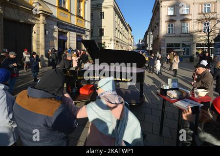 Arne Schmitt, ein deutscher Pianist und Straßenmusiker, tritt auf dem Krakauer Hauptplatz auf. Im Alter von 29 Jahren gab Arne Schmitt seinen Job in einer Autowerkstatt auf und spielte dann Vollzeit auf der Straße. Seit 1997 reist er - zunächst als Teilzeit - mit einem Klavier durch Europa und hat bereits in mehr als 300 Städten gespielt. Am Sonntag, den 10. Dezember 2017, in Krakau, Polen. (Foto von Artur Widak/NurPhoto) Stockfoto