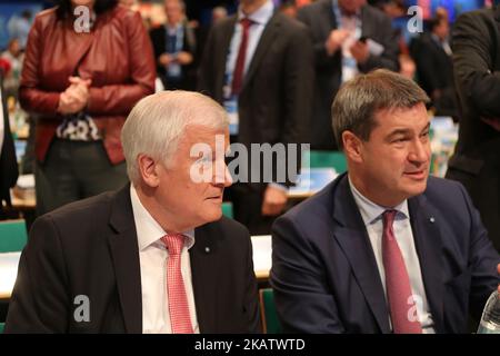 Der bayerische Finanzminister Markus Soeder (R) und Horst Seehofer, Landeshauptmann von Bayern und Vorsitzender der Bayerischen Christlich-Sozialunion (CSU), haben am 15. Dezember 2017 auf dem Parteitag der CSU, der bayerischen Schwesterpartei der Bundeskanzler-CDU, in Nürnberg teilgenommen. (Foto von Alexander Pohl/NurPhoto) Stockfoto