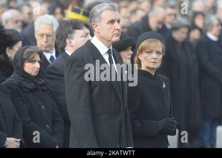 Prinzessin Margarete von Hohenzollern, Tochter des ehemaligen rumänischen Königs Michael, und ihr Ehemann Prinz Radu von Rumänien vor dem ehemaligen Königspalast in Bukarest, Rumänien, am 16. Dezember 2017, um an einer militärischen und religiösen Zeremonie anlässlich der Beerdigung von König Michael teilzunehmen. König Michael I. von Rumänien, der am 5. Dezember starb, wird am königlichen Grab in der Stadt Curtea de Arges, Bukarest, begraben. (Foto von Alex Nicodim/NurPhoto) Stockfoto