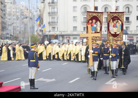 Die Trauerfeier des rumänischen Königs vor dem ehemaligen Königspalast in Bukarest, Rumänien, 16. Dezember 2017. König Michael I. von Rumänien, der am 5. Dezember starb, wird am königlichen Grab in der Stadt Curtea de Arges, Bukarest, begraben. (Foto von Alex Nicodim/NurPhoto) Stockfoto