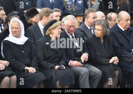 Prinz Charles von Großbritannien, Prinzessin Chantal von Frankreich, die ehemalige spanische Königskönigin Königin Sofia und König Juan Carlos I vor dem ehemaligen Königspalast in Bukarest, Rumänien, um am 16. Dezember 2017 an einer militärischen und religiösen Zeremonie anlässlich der Beerdigung von König Michael teilzunehmen. König Michael I. von Rumänien, der am 5. Dezember starb, wird am königlichen Grab in der Stadt Curtea de Arges, Bukarest, begraben. (Foto von Alex Nicodim/NurPhoto) Stockfoto