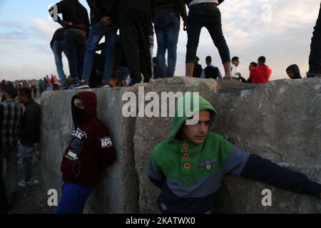 Palästinensische Demonstranten treffen am 15. Dezember 2017 in der Nähe des Grenzzauns mit Israel östlich von Gaza-Stadt auf israelische Truppen. Im Nahen Osten und anderswo flackern Proteste gegen die Erklärung von US-Präsident Donald Trump über Jerusalem als Israels Hauptstadt auf, ein Schritt, der weltweit verurteilt und Tage der Unruhen in den palästinensischen Gebieten ausgelöst hat. (Foto von Majdi Fathi/NurPhoto) Stockfoto