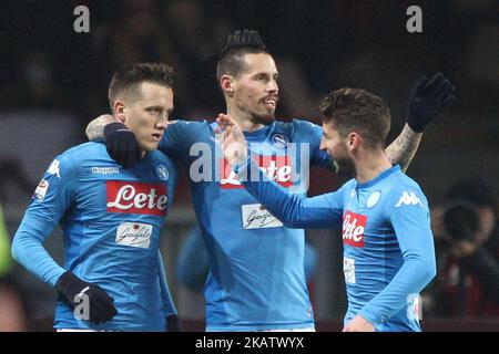 Napoli-Mittelfeldspieler Piotr Zielinski (20) feiert mit Napoli-Mittelfeldspieler Marek Hamsik (17) und Napoli-Stürmer Dries Mertens (14) nach seinem Tor während des Serie-A-Spiels zwischen Turin und Napoli am 16. Dezember 2017 im Stadio Olimpico Grande Torino in Turin, Italien. (Foto von Matteo Bottanelli/NurPhoto) Stockfoto