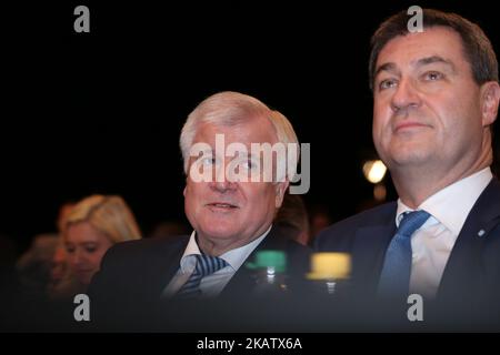 Bayerns Ministerpräsident und Vorsitzender der Partei der Christlich Sozialen Union (CSU), Horst Seehofer (L), spricht mit dem bayerischen Finanzminister Markus Soeder (R) auf der Bühne am 16. Dezember 2017 im süddeutschen Nürnberg während des Kongresses ihrer CSU-Partei, der bayerischen Schwesterpartei der Bundeskanzler-CDU. (Foto von Alexander Pohl/NurPhoto) Stockfoto