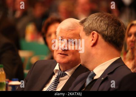 Horst Seehofer (L), Landeshauptmann von Bayern und Vorsitzender der Bayerischen Christlich-Sozialunion (CSU), CSU-Mitglied und bayerischer Staatsfinanzminister Markus Soeder nehmen am 15. Dezember 2017 am Parteitag der CSU in Nürnberg Teil. Seehofer dient seit 2008 nicht nur als Parteiführer, sondern auch als Landeshauptmann Bayerns, wobei innerparteiliche Machtkämpfe Markus Soeder, einen Rivalen Seehofers, in den Vordergrund gerückt haben. Während Seehofer voraussichtlich morgen wieder zum CSU-Vorsitzenden gewählt wird, kandidiert Soeder im Namen der CSU bei den Landtagswahlen in Bayern im Jahr 2018. Stockfoto