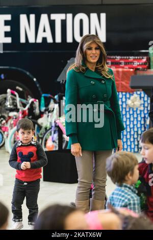 First Lady Melania Trump besucht am Mittwoch, den 13. Dezember 2017, mit Militärkindern die jährliche Veranstaltung „Toys for Tots“ des Marine Corps auf der Joint Base Anacostia-Bolling in Washington, D.C.. (Foto von Cheriss May/NurPhoto) Stockfoto