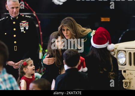 First Lady Melania Trump umarmt ein militärisches Kind bei der jährlichen Veranstaltung „Toys for Tots“ des Marine Corps auf der Joint Base Anacostia-Bolling in Washington, D.C., am Mittwoch, den 13. Dezember 2017. (Foto von Cheriss May/NurPhoto) Stockfoto