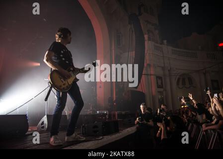 Die britische Indie-Rockband Shed Seven spielt am 16. Dezember 2017 auf der Bühne der O2 Academy Brixton in London, Großbritannien. Die Band hat ein brandneues Album namens 'Instant Pleasures' veröffentlicht. Die aktuelle Besetzung besteht aus Ricky Witter (Gesang), Paul Banks (Gitarre), Joe Johnson (Gitarre), Tom Gladwin (Bass) und Alan Leach (Schlagzeug). (Foto von Alberto Pezzali/NurPhoto) Stockfoto