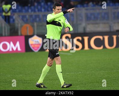 Der Schiedsrichter Antonio Damato vergibt die Strafe, nachdem er den VAR während des Fußballspiels der italienischen Serie A zwischen A.S. Roma und Cagliari am 16. Dezember 2017 im Olympiastadion in Rom, Italien, gesehen hat. (Foto von Silvia Lore/NurPhoto) Stockfoto