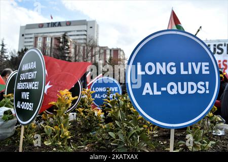 Plakate werden ausgestellt, während pro-palästinensische Demonstranten an einer Kundgebung gegen die Anerkennung der Stadt Jerusalem als Hauptstadt Israels durch US-Präsident Donald Trump in Ankara, Türkei, am 17. Dezember 2017 teilnehmen. (Foto von Altan Gocher/NurPhoto) Stockfoto