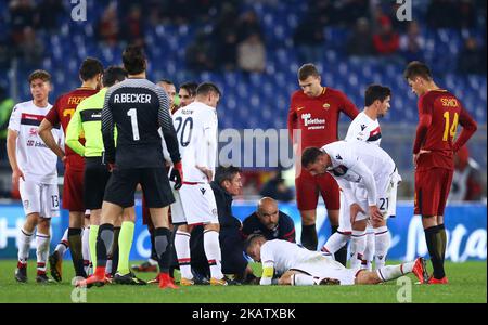 Nicolo Barella aus Cagliari erhielt nach der Verletzung während des italienischen Fußballspiels Roma gegen Cagliari am 16. Dezember 2017 im Olimpico-Stadion in Rom, Italien, medizinische Hilfe. (Foto von Matteo Ciambelli/NurPhoto) Stockfoto