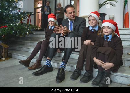 Taoiseach (der irische Premierminister Leo Varadkar posiert für ein Foto mit Kindern am Ende der Choraufführung des Stabs während eines jährlichen Mittags-Recitals mit Weihnachtsliedern in Regierungsgebäuden. Am Montag, den 18. Dezember 2017, in Regierungsgebäuden, Dublin, Irland. Foto von Artur Widak Stockfoto