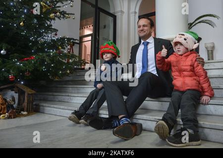 Taoiseach (der irische Premierminister Leo Varadkar posiert für ein Foto mit Kindern am Ende der Choraufführung des Stabs während eines jährlichen Mittags-Recitals mit Weihnachtsliedern in Regierungsgebäuden. Am Montag, den 18. Dezember 2017, in Regierungsgebäuden, Dublin, Irland. Foto von Artur Widak Stockfoto