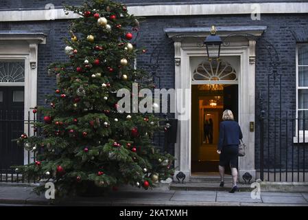 Innenminister Amber Rudd kommt in der Downing Street an, um formell zu diskutieren, welche langfristigen Beziehungen das Vereinigte Königreich zur EU am 18. Dezember 2017 in London, Großbritannien, haben sollte. Die EU hat sich darauf geeinigt, dass die Brexit-Verhandlungen nun über das Vereinigte Königreich und die künftigen Beziehungen der EU geführt werden können. (Foto von Alberto Pezzali/NurPhoto) Stockfoto