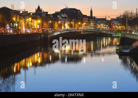 Eine allgemeine Ansicht von Dublin mit der Ha'Penny Bridge, während der Weihnachtszeit 2017, nur eine Woche vor Weihnachten. Am Samstag, den 16. Dezember 2017, in Dublin, Irland. (Foto von Artur Widak/NurPhoto) Stockfoto