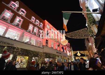 Ein Blick auf das Brown Thomas Department Strore, das zu Weihnachten in Dublins Grafton Street dekoriert wurde, nur wenige Tage vor Weihnachten. Am Montag, den 18. Dezember 2017, in Dublin, Irland. (Foto von Artur Widak/NurPhoto) Stockfoto