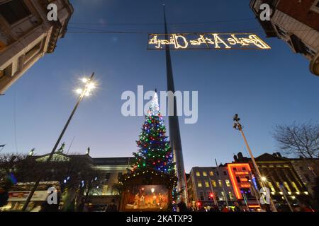 Ein Blick auf einen Weihnachtsbaum und eine Krippe in der O'Connell Street, nur eine Woche vor Weihnachten. Am Samstag, den 16. Dezember 2017, in Dublin, Irland. (Foto von Artur Widak/NurPhoto) Stockfoto