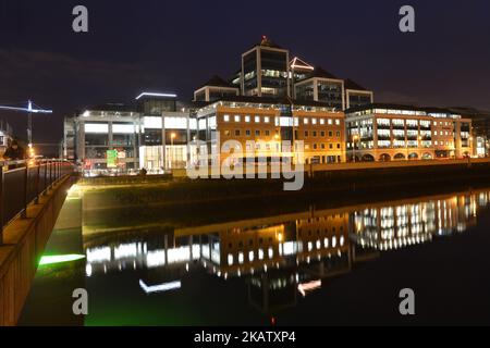 Eine Nacht Blick auf die Ulster Bank HQ im Hintergrund, nur eine Woche vor Weihnachten. Am Sonntag, den 17. Dezember 2017, in Dublin, Irland. (Foto von Artur Widak/NurPhoto) Stockfoto