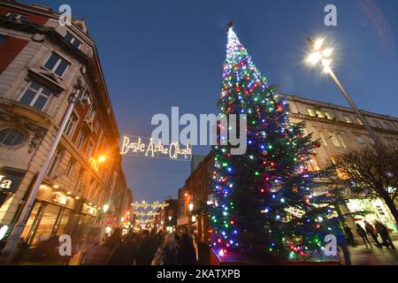 Blick auf einen Weihnachtsbaum in der O'Connell Street, nur eine Woche vor Weihnachten. Am Samstag, den 16. Dezember 2017, in Dublin, Irland. (Foto von Artur Widak/NurPhoto) Stockfoto